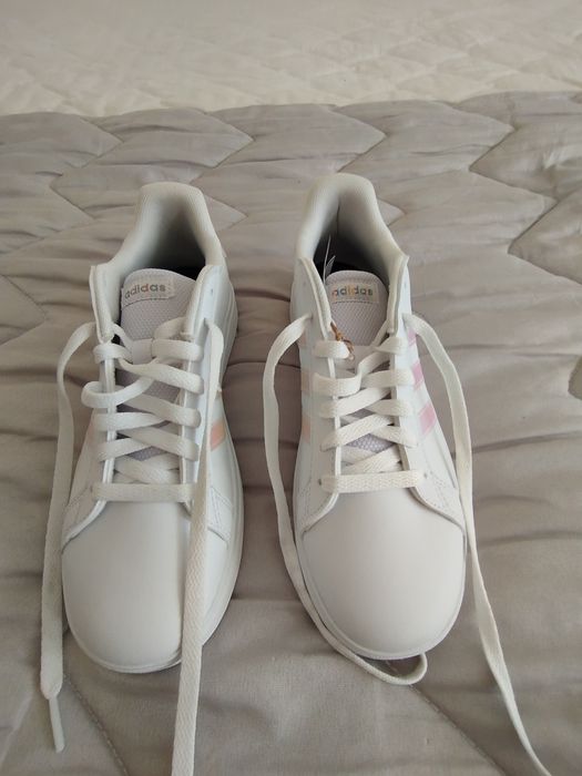 Дамски маратонки adidas, чисто нови.