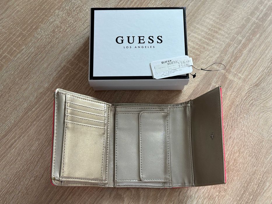 Оригинално дамско портомоне в електриков/неонов цвят, GUESS