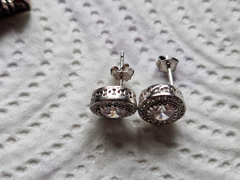 Cercei din argint cu pietre strălucitoare – eleganță rafinată
