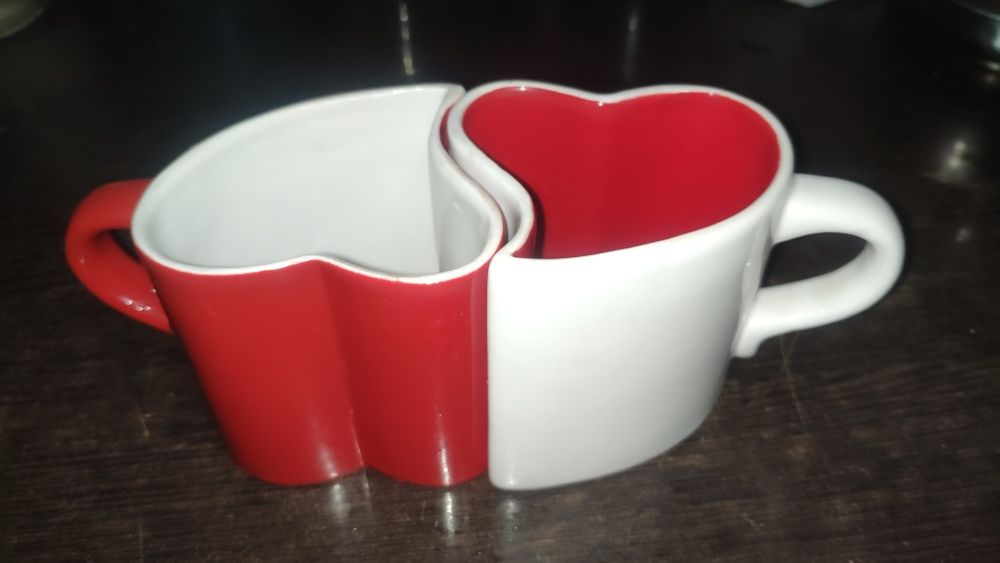 Кружки в виде  сердца 2 шт. Цена 2500