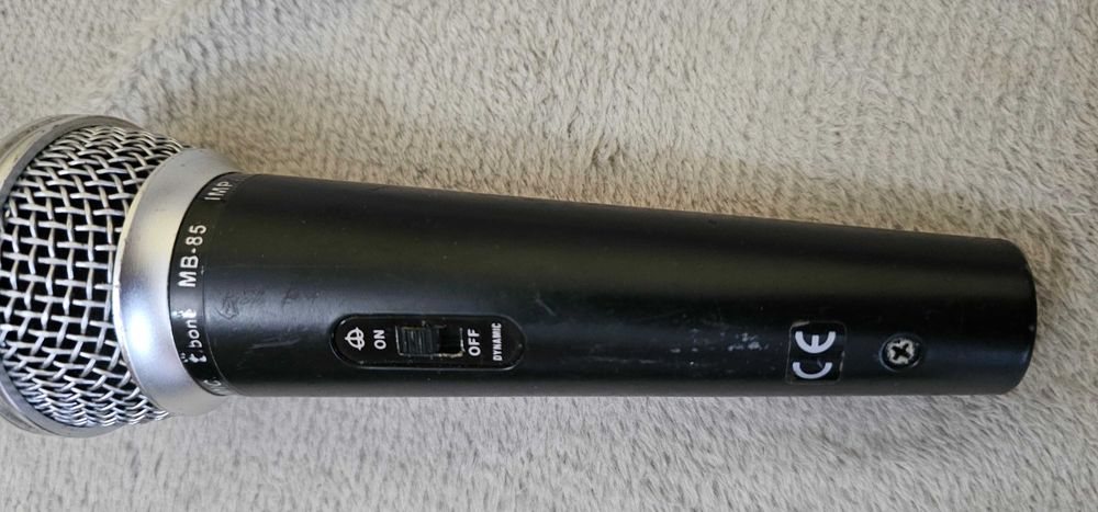 2 microfoane cu cabluri