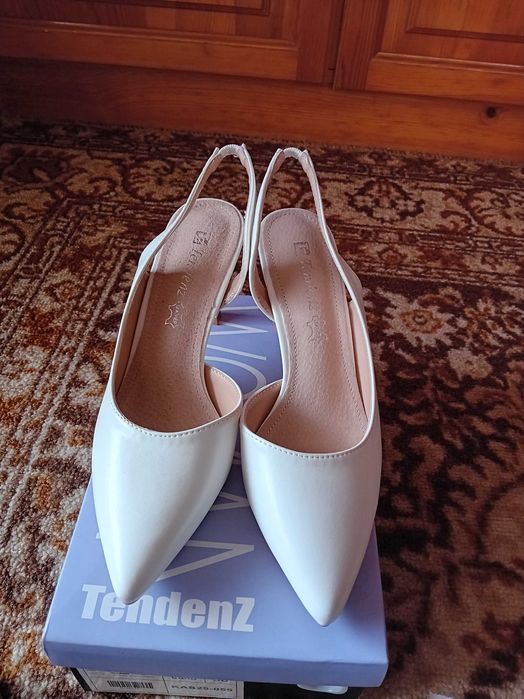 Бели обувки с висок ток