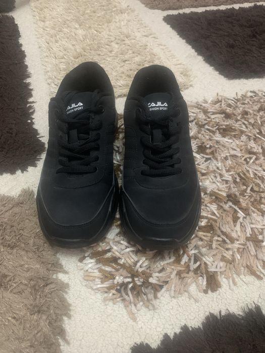 Кроссовки спортивные