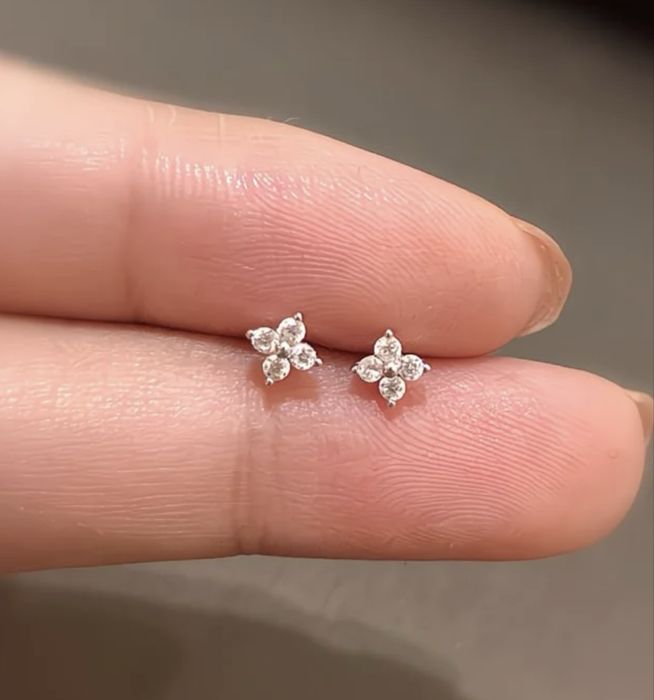 Продаются серьги гвоздики. Серебро 925.