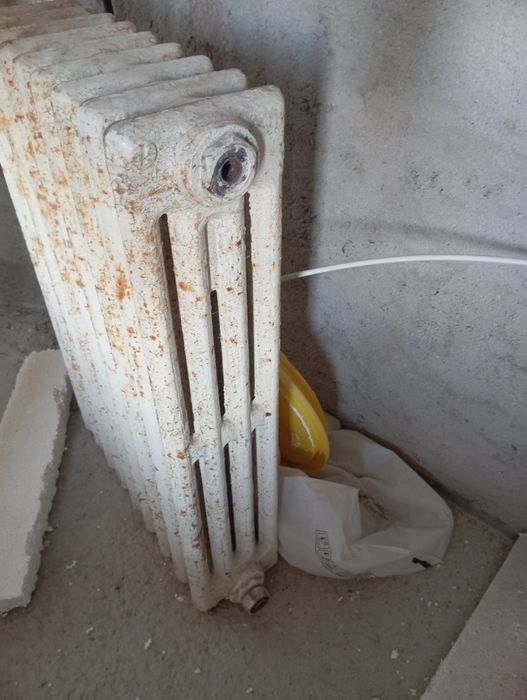 Vând 2 calorifere de fonta