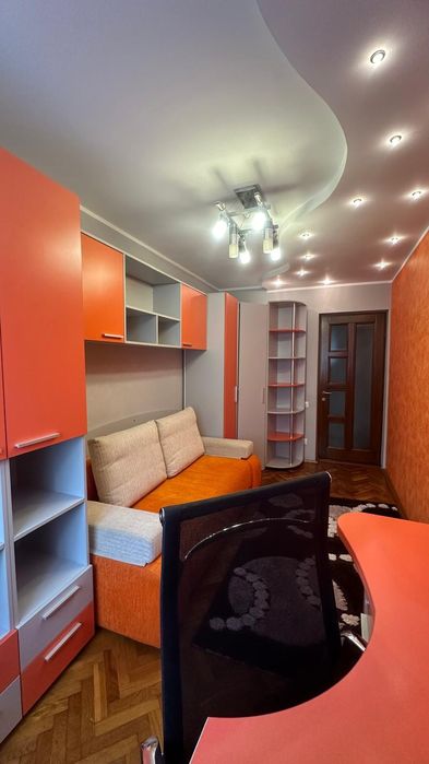 Închiriez apartament cu trei camere mobilat și utilat