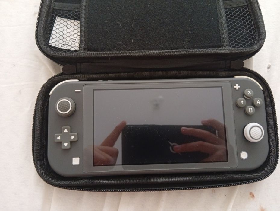 Vând Nintendo Switch Lite impecabil + 5 Jocuri + Accesorii.Fac și schimburi