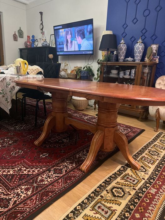 Крепкий дубовый стол