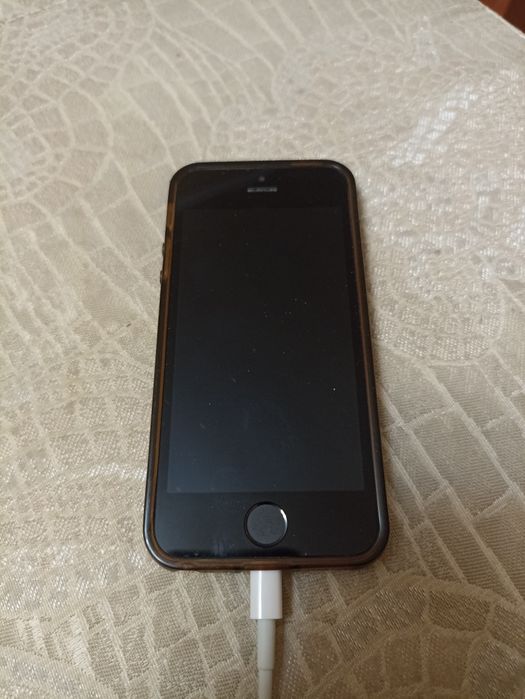 Продам iPhone SE 64 GB