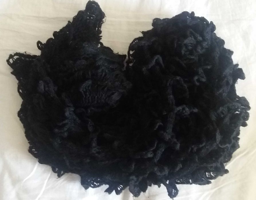 Бяла със сиво зимна шапка с два помпона