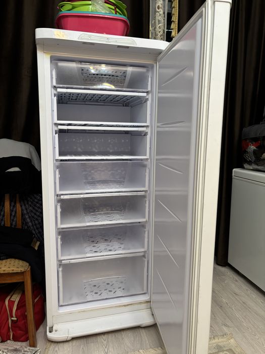 Продам вертикальную морозилку