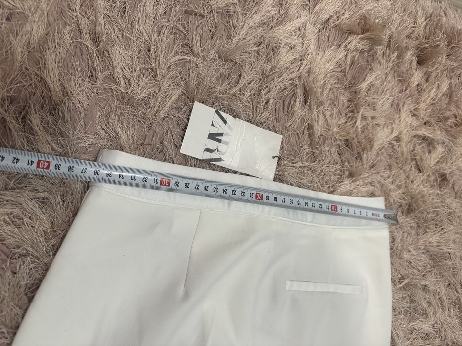 Pantaloni conici albi eleganti cu vipusca talie inalta Zara marimea XS