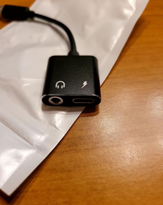 АДАПТЕР.   TYPE-C към  3.5 ММ КЪМ TYPE-C. За телефони с TYPЕ С зарядни