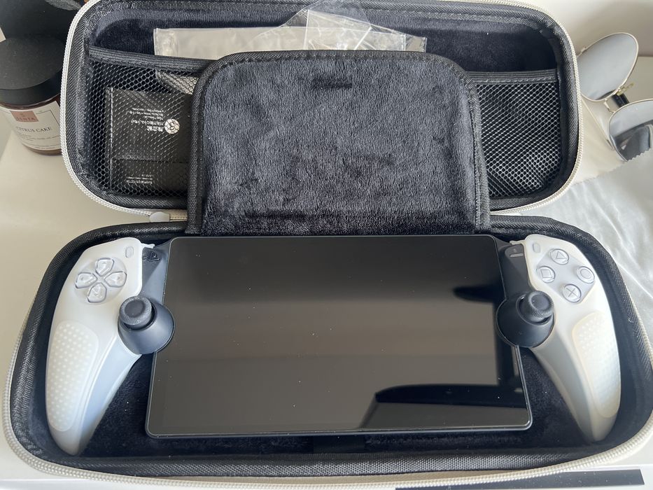 Playstation portal с чехлом и кейсом