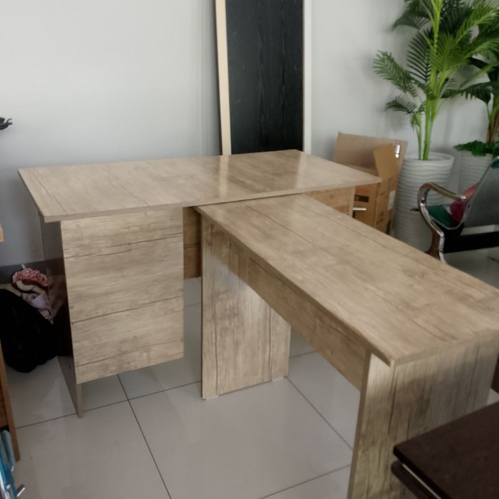 Ofisniy Mebel sotiladi