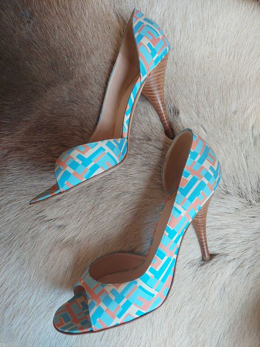 pantofi Fendi , m 39, o singura purtare , stare excelenta , 800 lei .