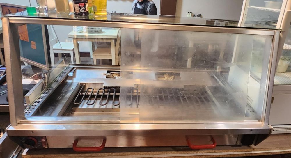 Продавам топла витрина