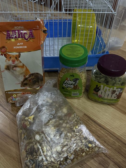 Клетка для хомяка с едой