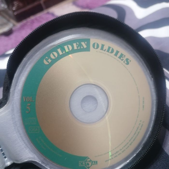 Colecție de cd-uri cu muzică veche