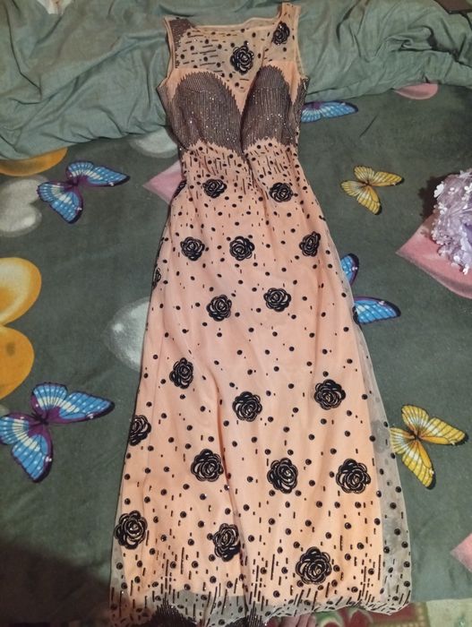 Vând două rochii pentru evenimente speciale și lenjerie noapte