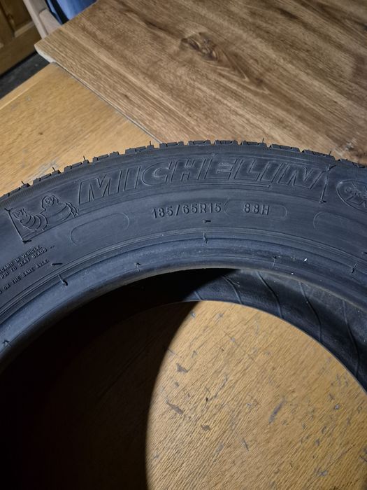 Vand 2 cauciucuri de vara  Michelin 185 / 65 / R15