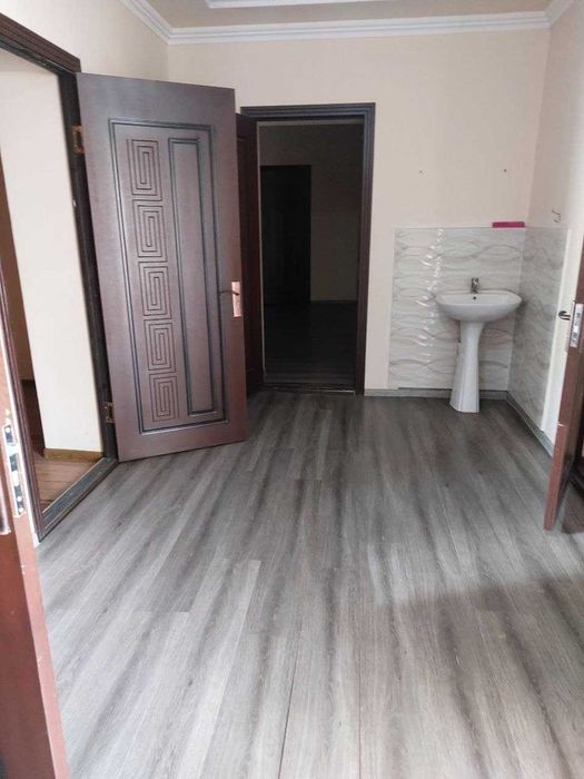 Ijaraga 5 xonali hovli beriladi. Uy o‘rtacha ta’mirlangan