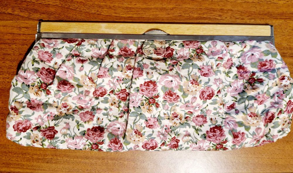 Poseta tip plic si cu lant, interior satin (cu buzunar interior) noua