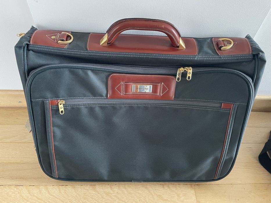 Voiaj/delegatie  Samsonite geantă voiaj/delegație în condiții bune fiind folosită foarte puțin.