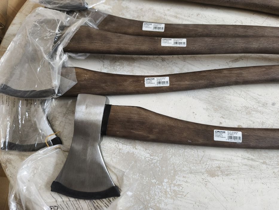 Здрави брадви и томахавки – за къмпинг, дърва и outdoor приключения