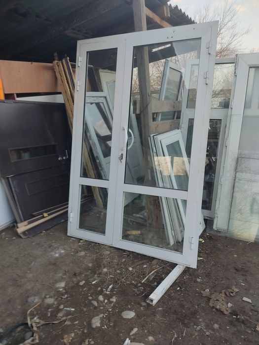 Икки табакалик акфа эшик срочно сотилади