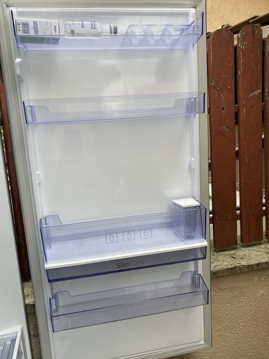 Rafturi sticla combina Beko, dozator apa,  si rafturi usa