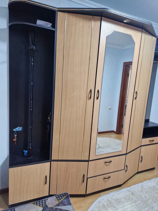 Шкаф в прихожию .