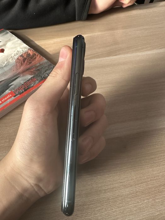 Продам Iphone 11 pro 256