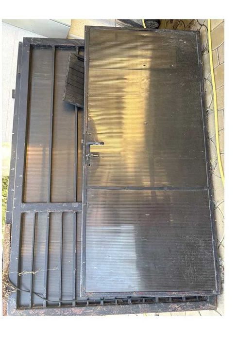 Porti metalice deschidere dubla, 3m x 2m si o poartă intrare 1m x 2m