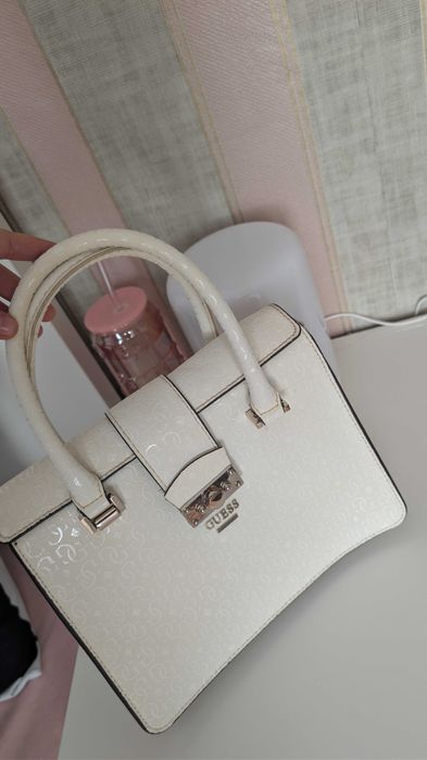 Guess - бяла чанта