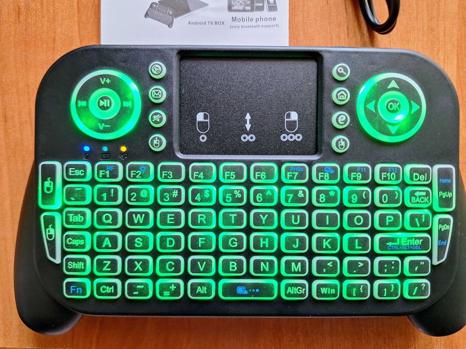 Мини клавиатура с подсветка и тъч пад