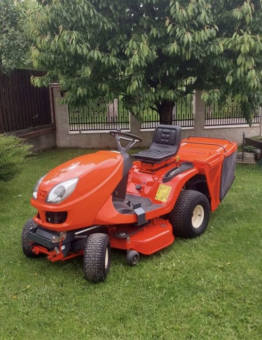 Tractoras Kubota de taiat iarba