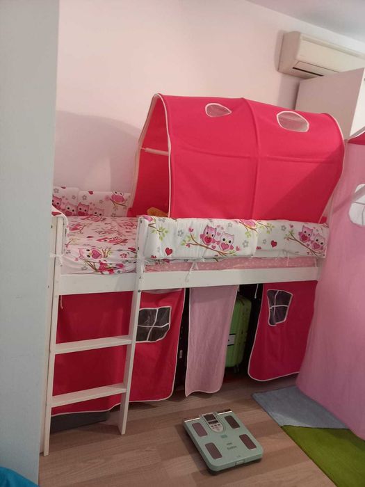 Pat supraetajat cu tobogan pentru copii fericiți