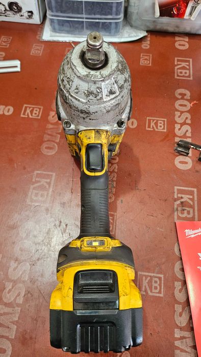 Продавам безчетков ударен гайковерт 1/2 DEWALT DCF900 1898Nm с 1бр. 5Ah батерия , зарядно и куфар с оставаща гаранция 2 години