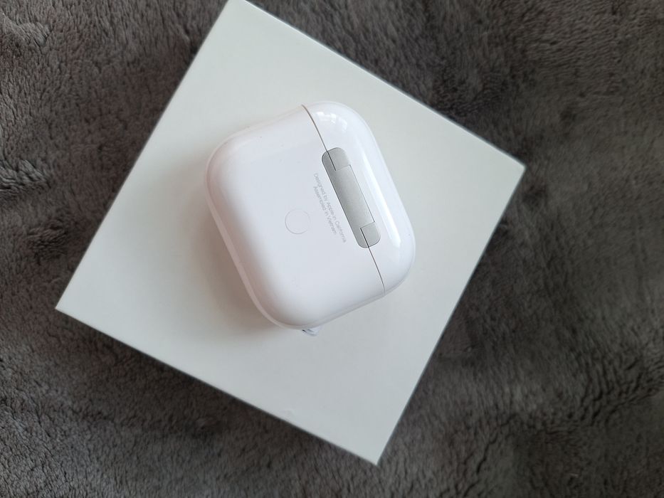 AirPods продается
