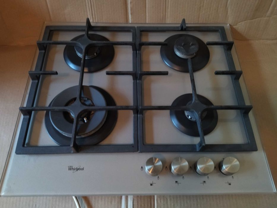 Plita incorporabila din ceramica pe gaz Whirlpool al șaselea simț model deosebit și modern se încadrează perfect în blatul de bucătărie și în mobila