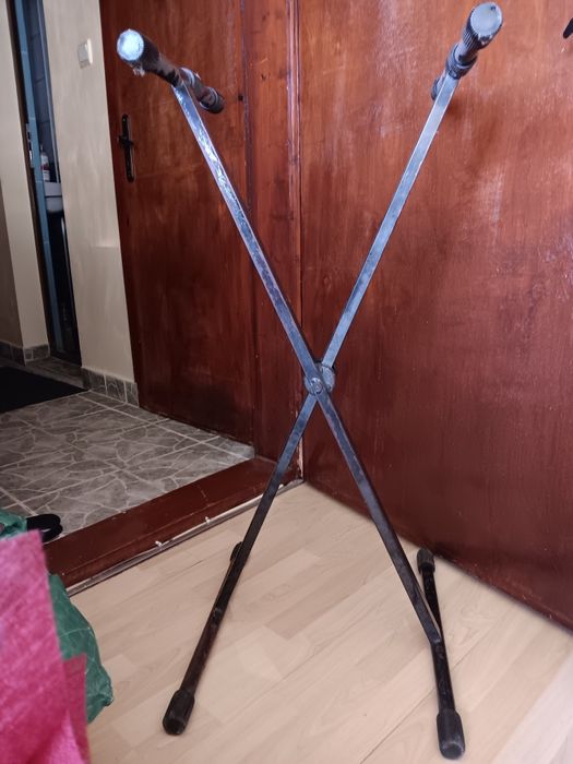 Черна стойка за клавир