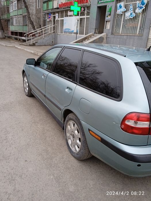 Продам срочно Вольва в40 универсал объем 2. 2002год