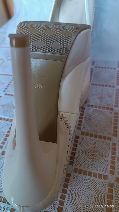 Продам белые нарядные туфли