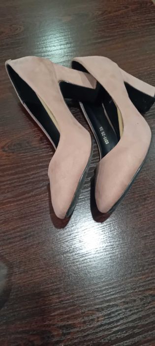 Продавам обувка на ток, естествен велур, нови