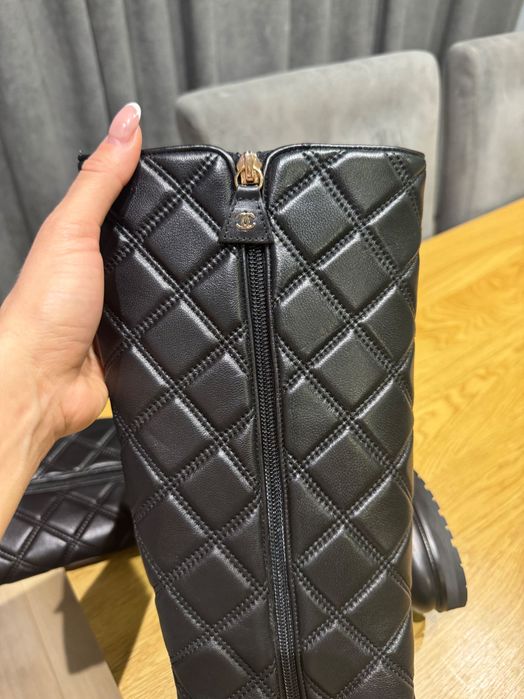 Дамски кожени ботуши Chanel и маратонки D&G