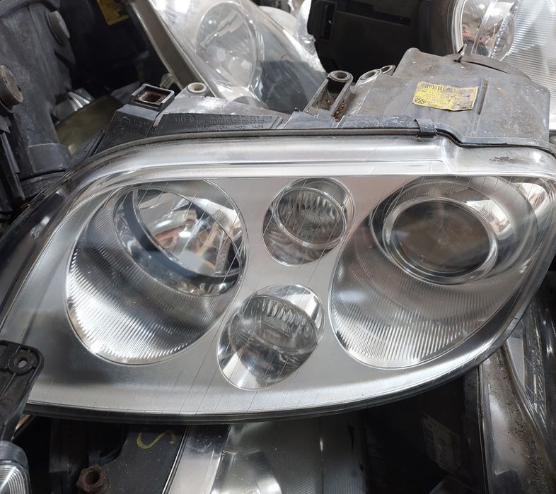 Far stanga dreapta Volkwagen Touran nonfacelift cu lupa si Xenon volan stanga