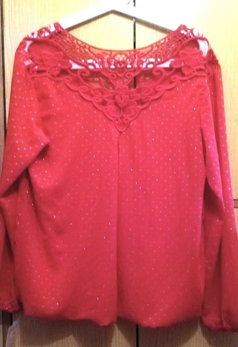 Дамска червена блуза с красива дантела