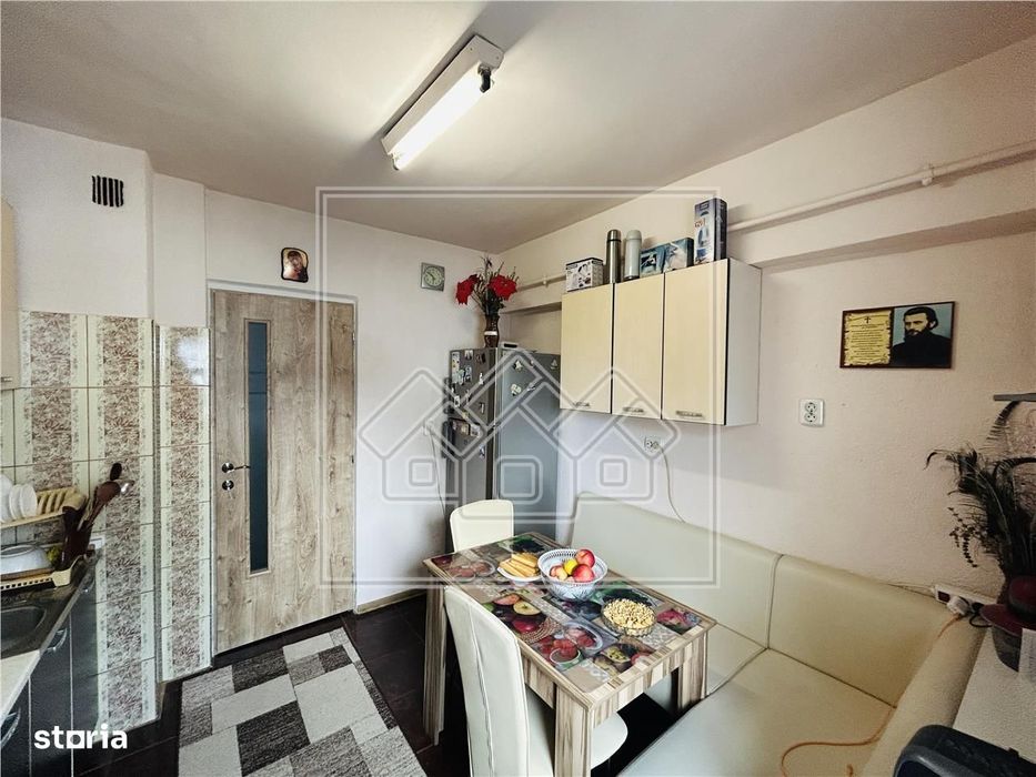 Ap decomandat, cu 2 camere, balcon, etaj intermediar - M. Viteazu