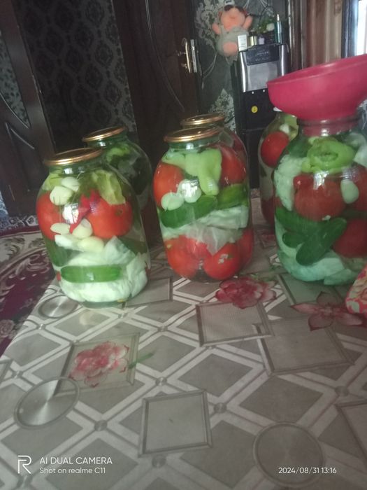 Ёпилган мазали помидор бодринг консервалари